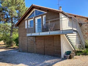 a house with a balcony and a garage at Gites le Mathelin in Lamothe-Montravel