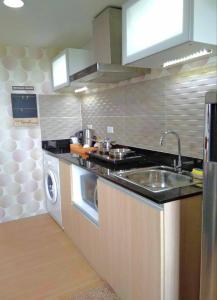 Кухня или мини-кухня в ACS Pine Suites Tagaytay
