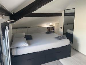 ein Schlafzimmer mit einem großen weißen Bett in einem Zimmer in der Unterkunft Rooftop openspace with balconies parking and bbq in Como