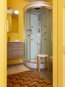 ein Bad mit einer Dusche und einem Hocker in der Unterkunft Villa Delbia - L'Elfo in Candelo