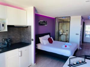 Łóżko lub łóżka w pokoju w obiekcie STUDIO CAMP NATURISTE VUE MER, le Gilyves cocooning
