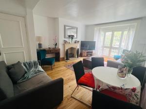 een woonkamer met een bank en een tafel bij 2 Bedroom Apartment close to Camden Town in Londen