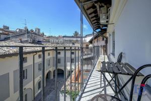 a balcony of a building with a bench on it at Desenzanoloft Peler in Desenzano del Garda
