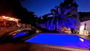 LA MAISON DE LA DUNE - Chambres Climatisées - Jacuzzi 1ère séance offerte - Piscine chauffée avec Abri Amovible - Plage située à 200m, accès direct par le bois内部或周边的泳池