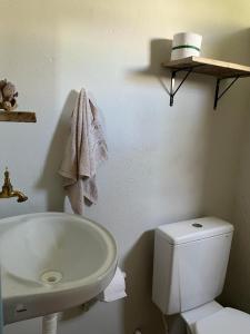 y baño con lavabo blanco y aseo. en Pousada Casa de Naue - Ilha de Boipeba, en Isla de Boipeba