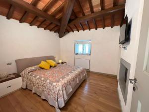 a bedroom with a bed with yellow pillows on it at Appartamento Podere la Chiusa in Sesto Fiorentino