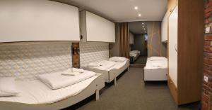 szereg łóżek w pokoju szpitalnym w obiekcie Pokoje Wieliczka w Wieliczce