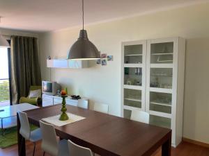 cocina y comedor con mesa y sillas en Ponta do Sol Amazing 3 Bedroom Apartment, en Ponta do Sol