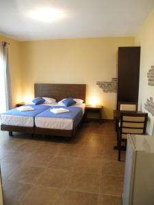 1 dormitorio con 1 cama, mesa y sillas en Villa Cazala, en Monemvasia