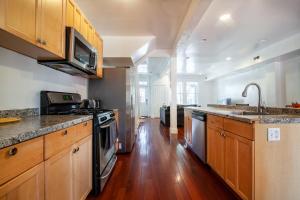 ครัวหรือมุมครัวของ Spacious, Relaxing, 4 Bd 3.5 Ba Home In Petworth!