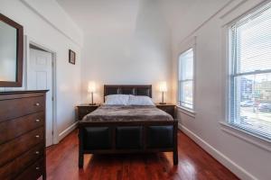 เตียงในห้องที่ Spacious, Relaxing, 4 Bd 3.5 Ba Home In Petworth!