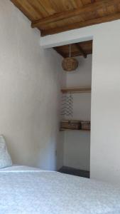 سرير أو أسرّة في غرفة في Casa de Kai Mazunte