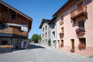 une rue vide entre deux bâtiments avec des boîtes de fleurs dans l'établissement Casa MaMa&ly, à Bellentre