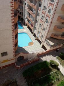 einen Blick über einen Apartmentkomplex mit einem Pool in der Unterkunft شقة شاطيء النخيل -بالما كورت in Alexandria