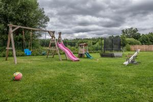 un parque infantil con tobogán y columpio en Osada Trzy Siostry en Pobierowo