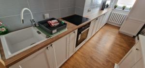 Kuchyňa alebo kuchynka v ubytovaní Apartament Wojciecha 9B 2 - Gdynia Śródmieście 70m2 + 10 fotografií