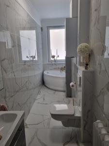 Kúpeľňa v ubytovaní Apartament Wojciecha 9B 2 - Gdynia Śródmieście 70m2