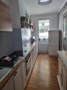 Kuchyňa alebo kuchynka v ubytovaní Apartament Wojciecha 9B 2 - Gdynia Śródmieście 70m2