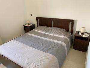 Ένα ή περισσότερα κρεβάτια σε δωμάτιο στο Appartement blanca beach Sidi Rahal accès direct à la plage +7 φωτογραφίες