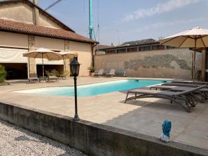 Bazén v ubytování Palazzo Strassoldo bed & breakfast nebo v jeho okolí