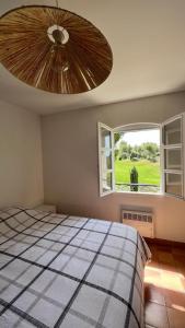 1 dormitorio con cama grande y ventana grande en SUPERBE VILLA-DOMAINE AVEC GOLF PISCINE ET TENNIS, en Saint-Cyr-sur-Mer