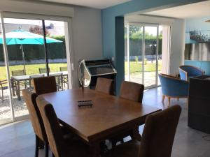 - une salle à manger avec une table, des chaises et un grill dans l'établissement Duo des Falaises, à Octeville-sur-Mer