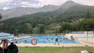 eine Gruppe von Personen in einem Schwimmbad in der Unterkunft Arenalita in S’Arenal