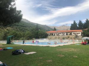 una gran piscina con un edificio en el fondo en Arenalita en El Arenal