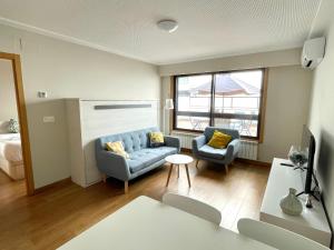 sala de estar con sofá y 2 sillas en Estudio céntrico 1 con terraza y parking privado, en Ourense
