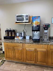 Η κουζίνα ή μικρή κουζίνα στο Super 8 by Wyndham Independence IA