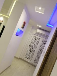 Derby de Cité el Khadra في تونس: غرفة بيضاء مع باب وجدار