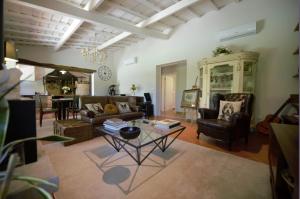 sala de estar con sofás y mesa en Casas Viriatus - Turismo Rural, en Paredes de Coura