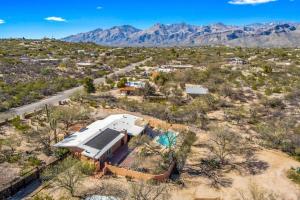 una vista aérea de una casa con montañas en el fondo en Casa Saguaro - Newly Remodeled, Pool and Mtn Views, en Tucson