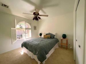 Un dormitorio con una cama y un ventilador de techo. en Casa Saguaro - Newly Remodeled, Pool and Mtn Views, en Tucson 28 fotos más