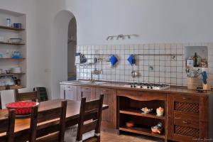 Kuchyň nebo kuchyňský kout v ubytování Casa del gelso bianco
