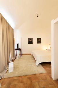 Postel nebo postele na pokoji v ubytování Appartamento studio e design in centro storico Sulmona