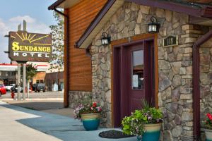 ein Gebäude mit einer lila Tür und Blumen auf dem Bürgersteig in der Unterkunft Sundance Motel in Pinedale