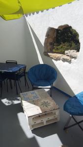 2 Stühle und ein Tisch in einem Zimmer in der Unterkunft Gîte dans ancienne bergerie en pleine garrigue in Fraissé-des-Corbières