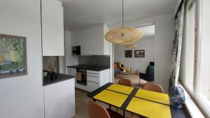 uma cozinha e uma sala de jantar com uma mesa num quarto em Aliisa's Apartment II em Rovaniemi