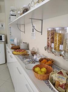blat kuchenny z koszami z jedzeniem w obiekcie Suliccenti b&b Marzamemi w mieście Marzamemi +37 zdjęć