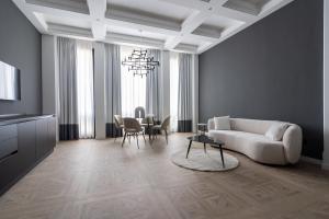 een woonkamer met een bank en een tafel bij Il Palazzetto - Bari Sparano in Bari