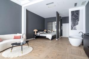 een woonkamer met een bank en een bad bij Il Palazzetto - Bari Sparano in Bari