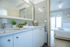 Ένα μπάνιο στο Villa Elena +22 φωτογραφίες