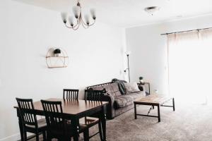 Gallery image of 2 CONDOS next to each other Perfect for GROUPS in Logan