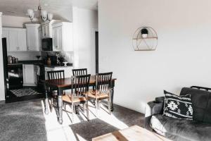 Gallery image of 2 CONDOS next to each other Perfect for GROUPS in Logan
