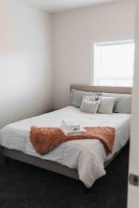 Gallery image of 2 CONDOS next to each other Perfect for GROUPS in Logan