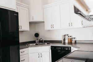Gallery image of 2 CONDOS next to each other Perfect for GROUPS in Logan