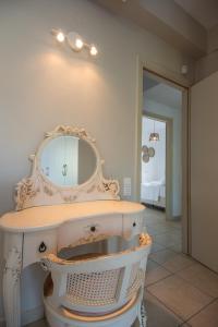 ミラトスにあるVilla Elenaのバスルーム(鏡、シンク付)