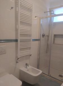 a bathroom with a shower and a toilet and a sink at La casetta in Canadà, appartamento sul mare con piscina in Marina di Andora
