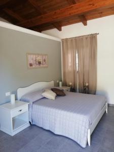 een slaapkamer met 2 bedden en een houten plafond bij Agriturismo Monte Oliveto in Palazzo